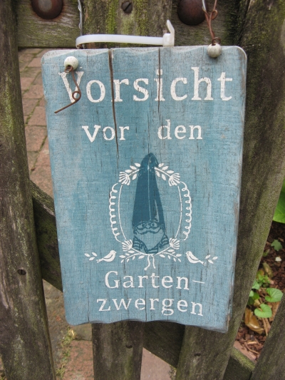 Schild Vorsicht vor den Gartenzwergen aufgenommen im Lehrgarten Fachschule Osnabrück