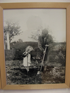Hesse mit Sohn im Garten fotografiert im Hoeri-Museum Gaienhofen Maria Mail-Brandt