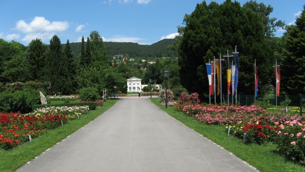 Rosarium Baden bei Wien Blick aufs Schloß